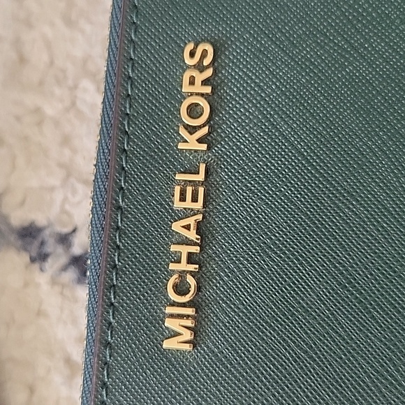 Michael Kors Adele Wallet - Picture 2 of 9